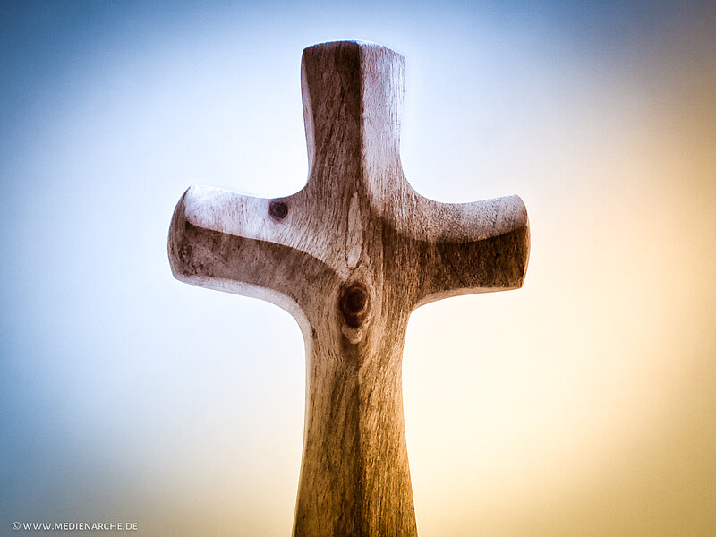 Foto: geschnitztes Holzkreuz