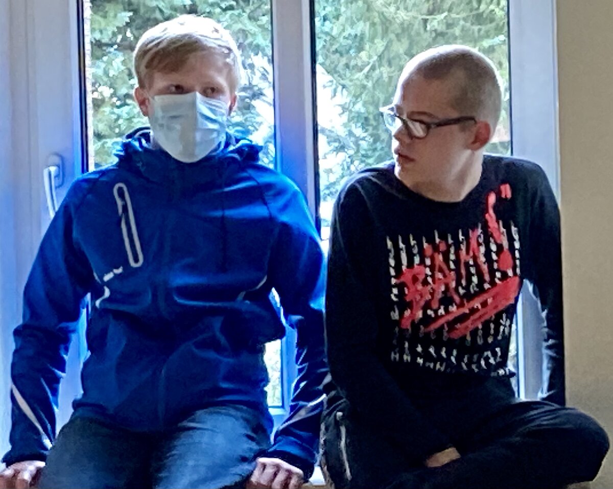 Foto: 2 Konfirmanden sitzen auf der Fensterbank