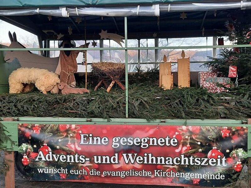Foto: Adventwagen auf dem Dorfplatz