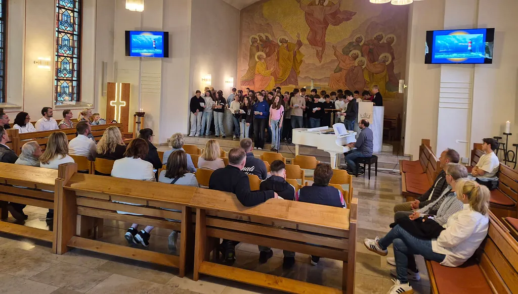 Foto: Konfis singen im Gottesdienst