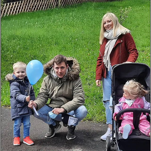 Foto: eine Familie lässt den Ballon starten