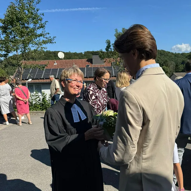 Foto: Pfarrerin gratuliert