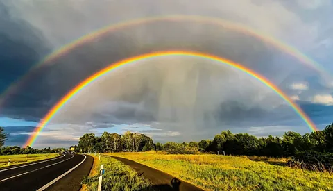 Bild: Regenbogen über einer Straße