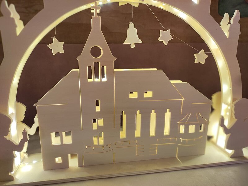 Foto: Schwibbogen mit der evangelischen Kirche