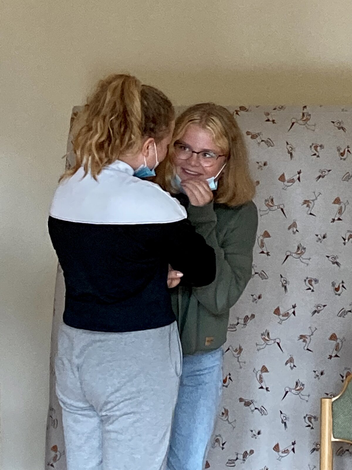 Foto: zwei Konfis im Gespräch