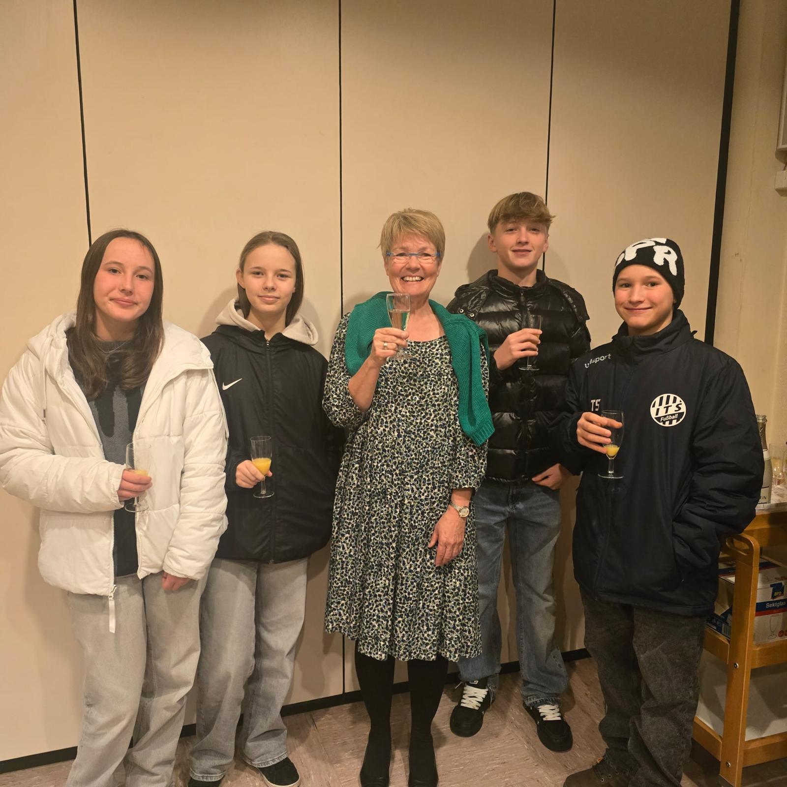 Foto: Anstoßen auf das neue Jahr