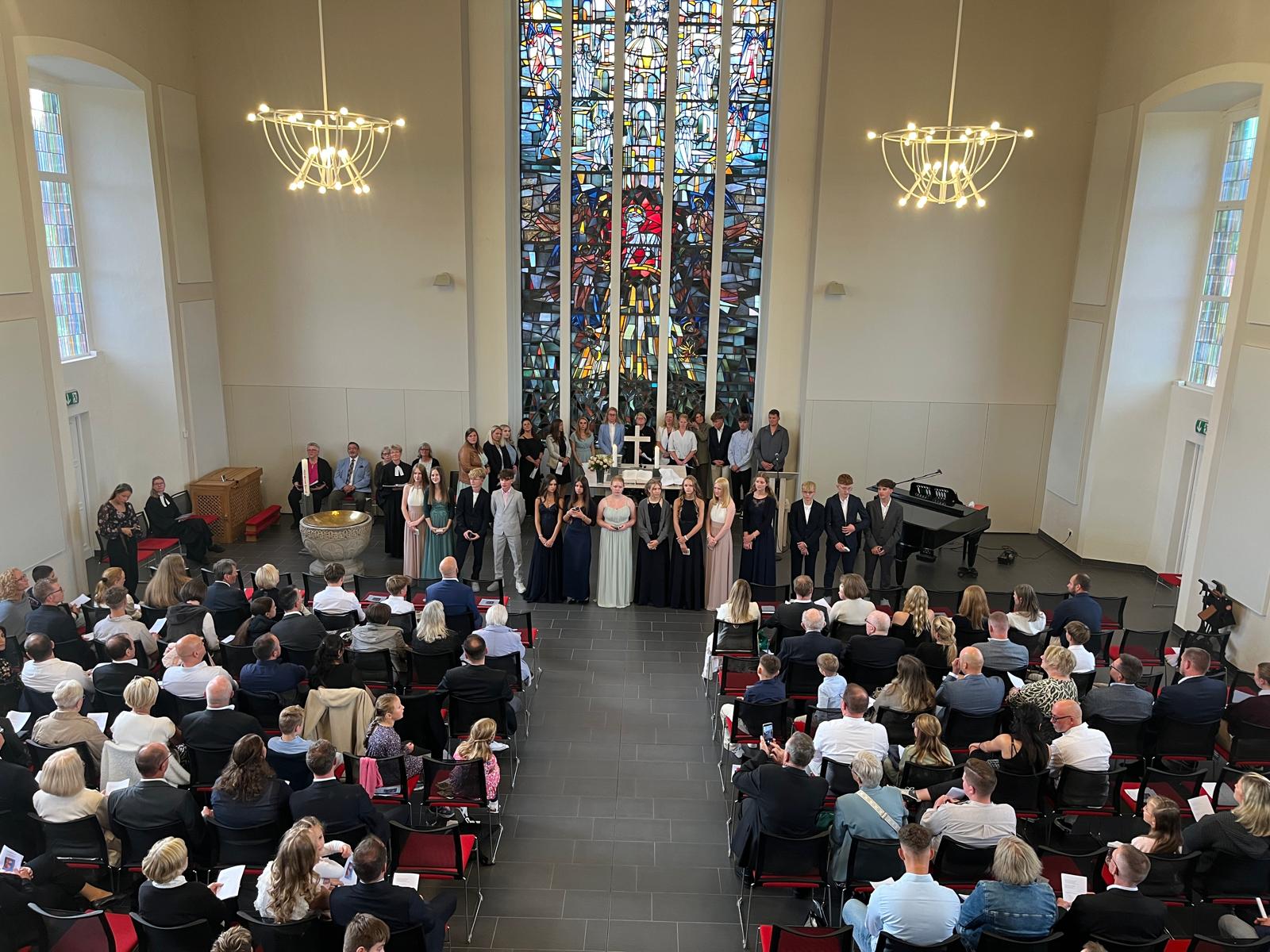 Foto: Gruppenfoto der Konfirmierten nach dem Gottesdienst