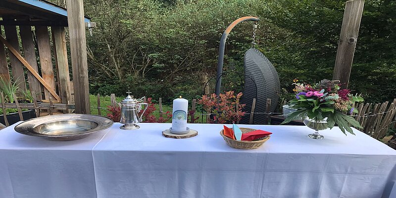 Foto: Altar für eine Gartentaufe