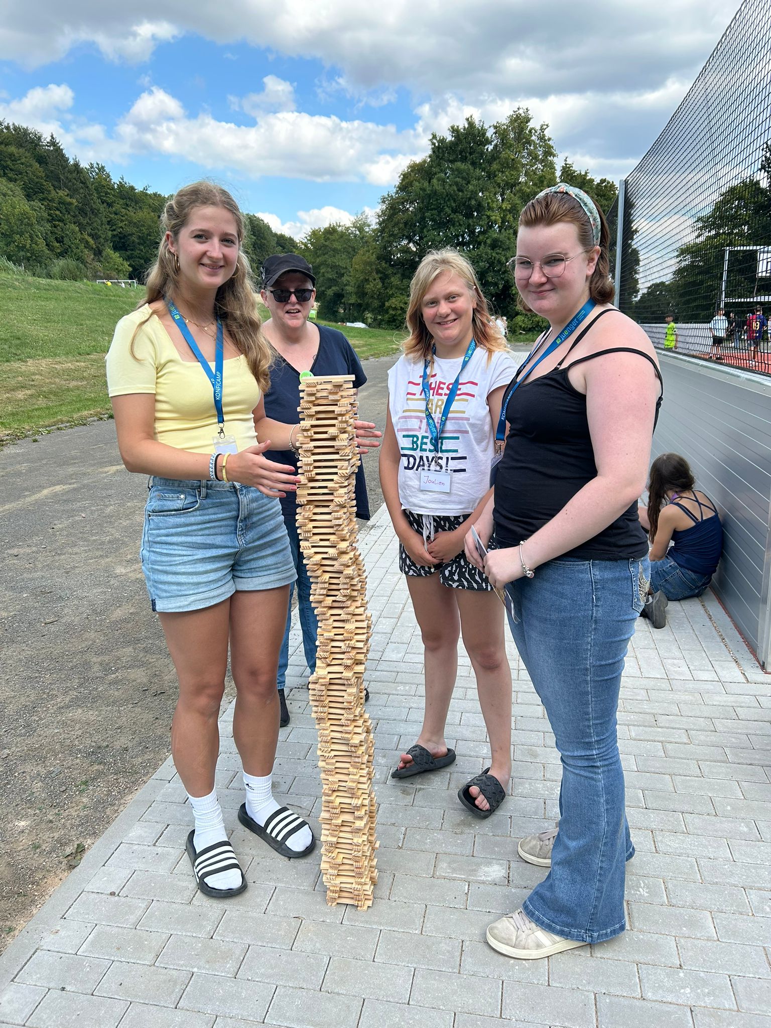 Impressionen zum Konficamp: ein hoher Jengaturm