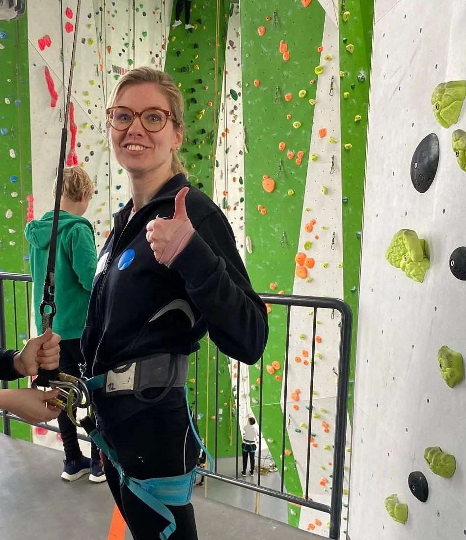 Foto: Konfis beim Klettern