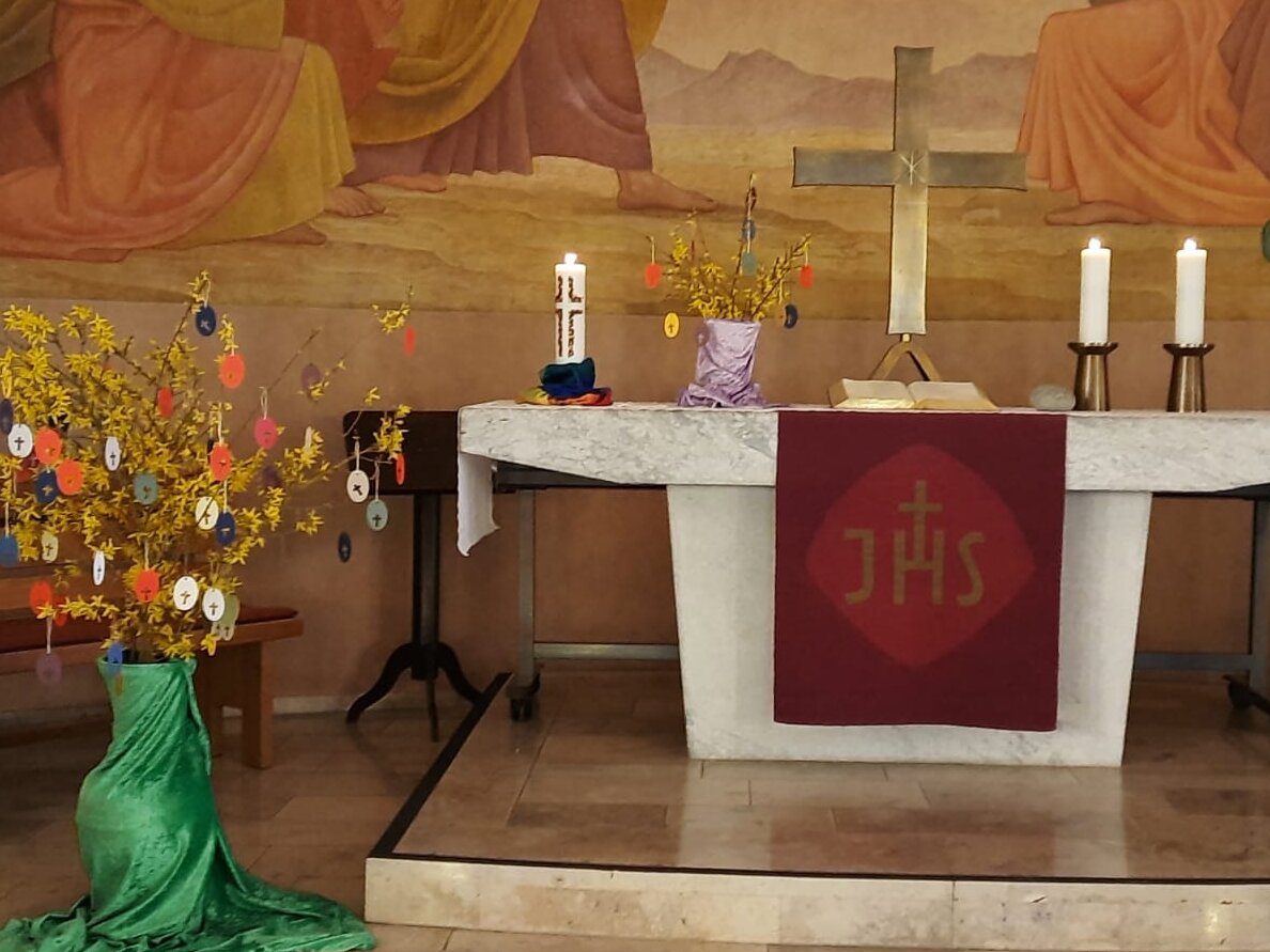 Foto: Altar mit Osterschmuck
