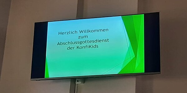 Foto vom Bildschirm in der Kirche zum Abschluss der Konfikids 2021