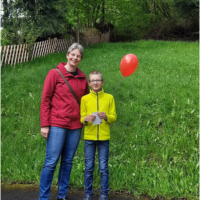 Foto: Mutter und Sohn lassen den Ballon steigen