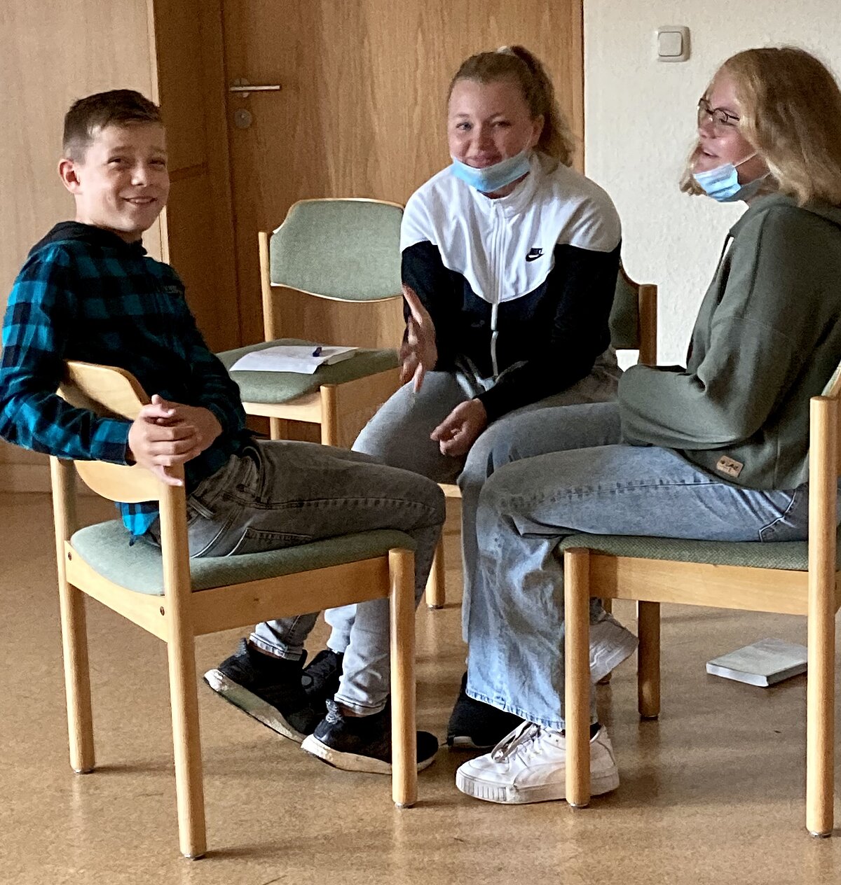 Foto: 3 weitere Konfirmanden im Gespräch