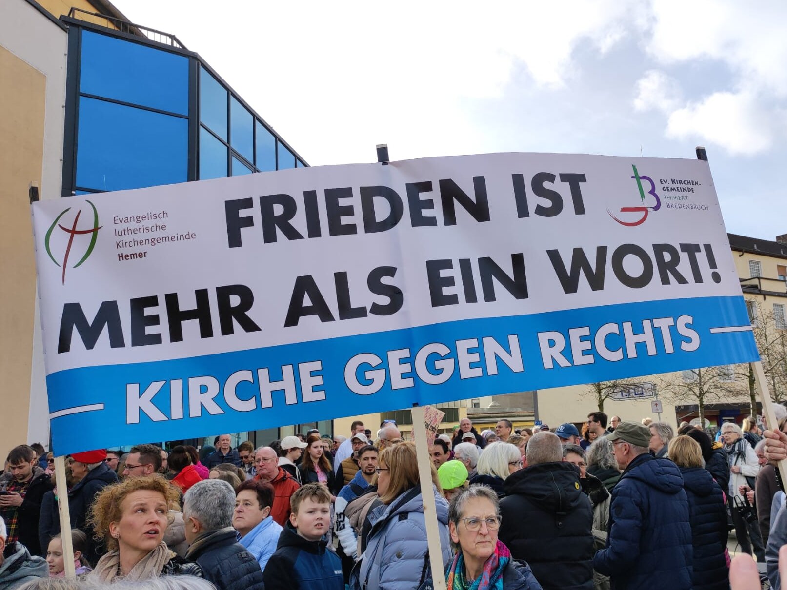 Plakat: Frieden ist mehr als ein Wort