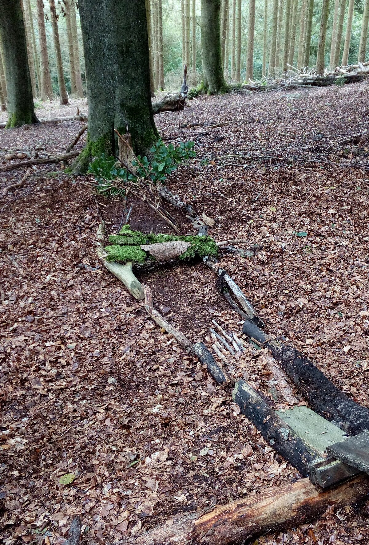 Foto: Kugelbahn aus Waldmaterial - gebaut von den neuen Konfis