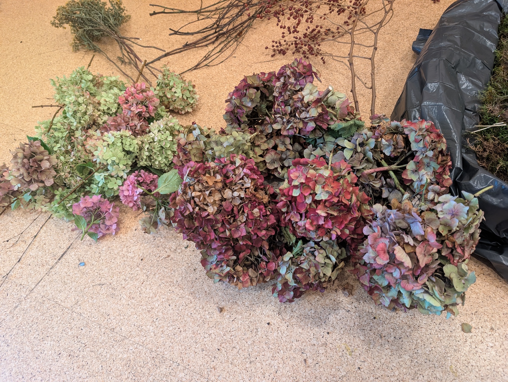 Foto: Herbstliches Material zum Kränze binden