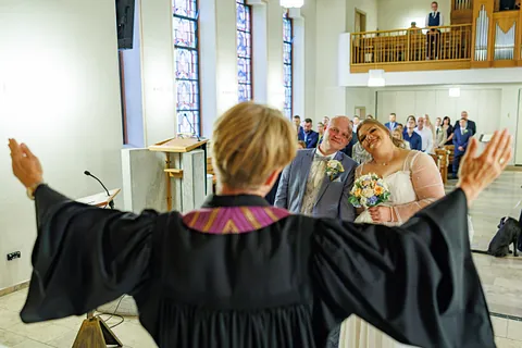 Foto: Hochzeitspaar während der Segnung