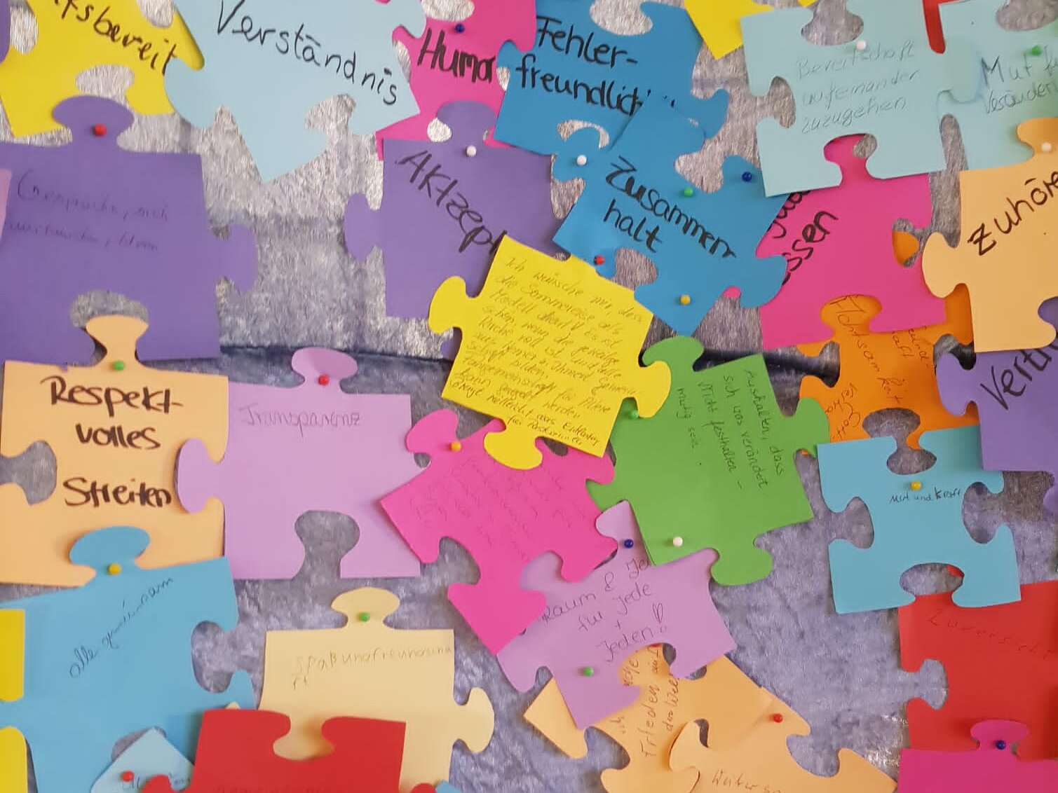 Foto: Beschriebene Puzzelteile