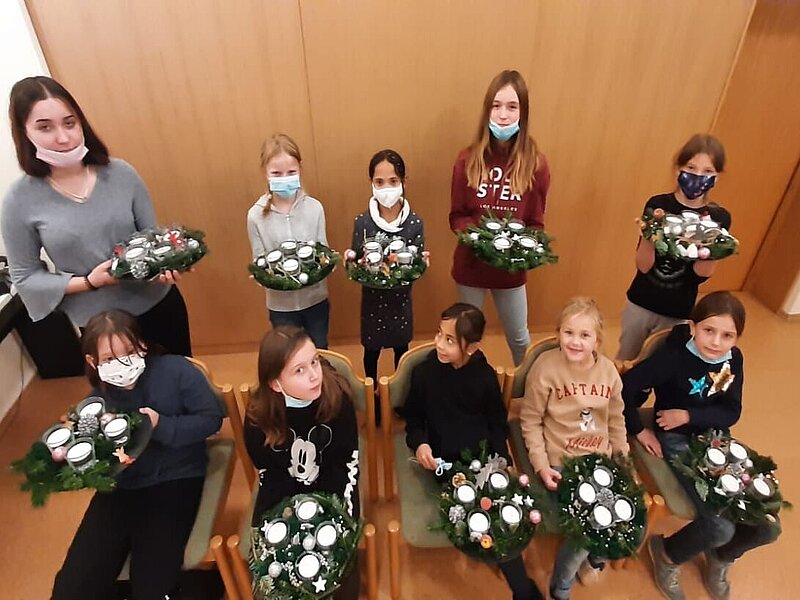 Foto: Der Mädelstreff hat Adventskränze gebastelt.