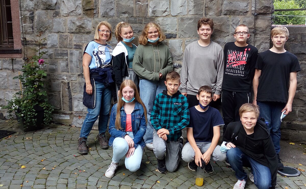 Foto aller Konfis auf dem Hof