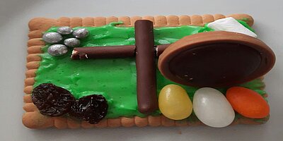 Foto: die Ostergeschichte auf einem Butterkeks - gestaltet von den Konfis und den KonfiKids