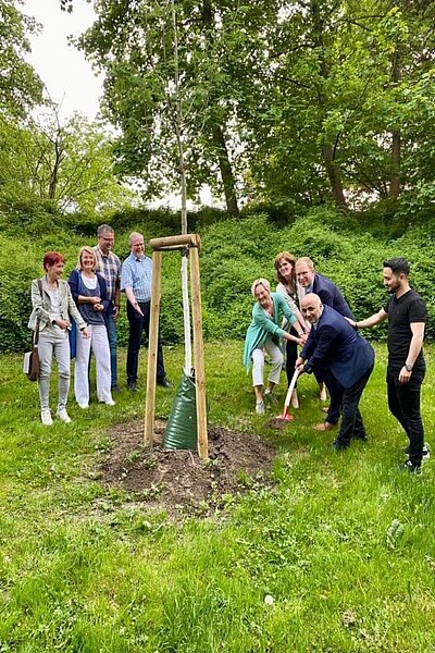 Foto: Pflanzung eines Baumes am Tag der Religionen