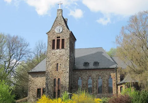 Bild: Kelch vor einem Kirchenfenster