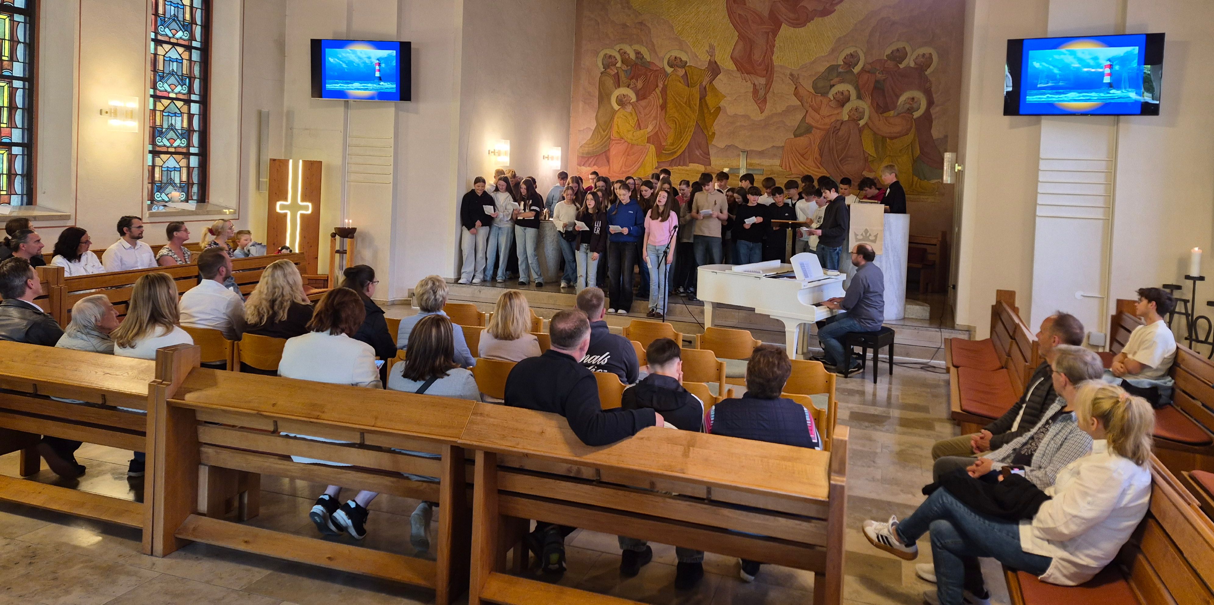 Foto: Konfis singen in der Kirche