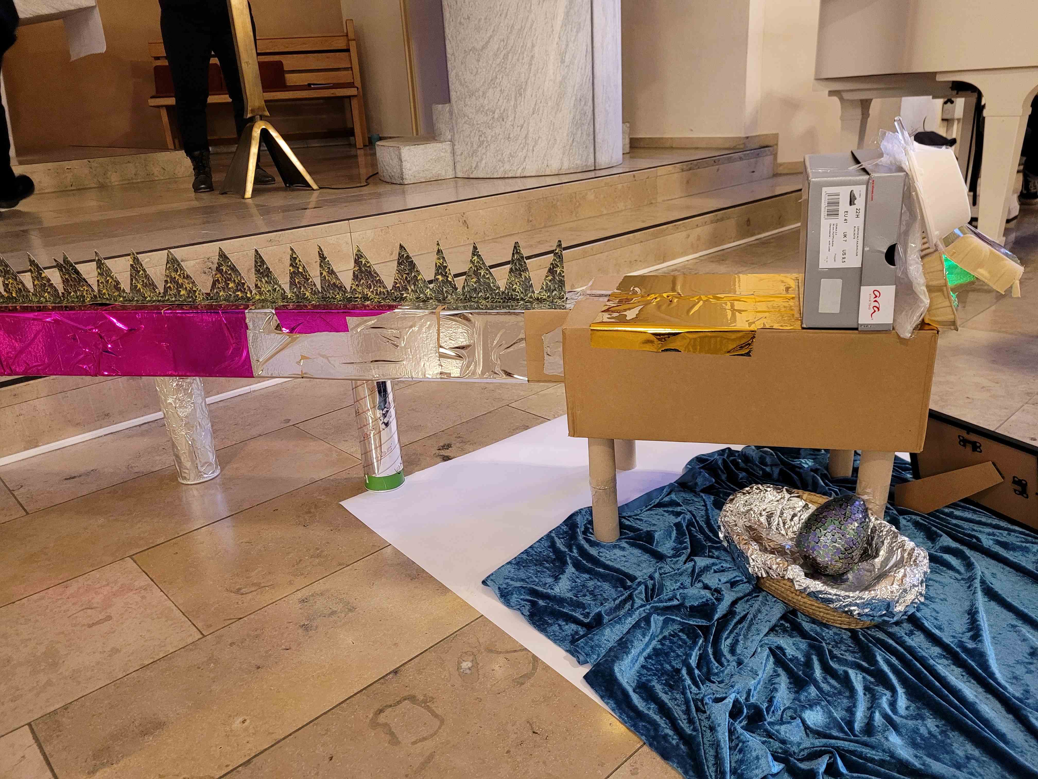 Foto: Drache aus Recyclingmaterial