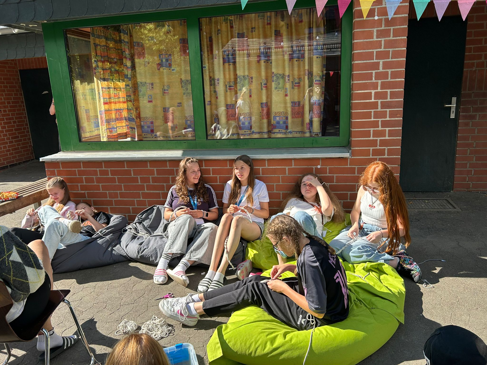 Impressionen zum Konficamp: Jugendliche sitzen zusammen